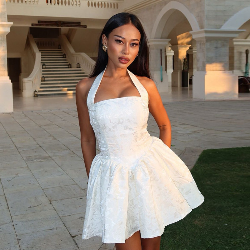 挂脖提花A摆显瘦连衣裙