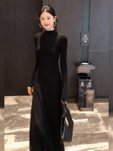 赫本风法式黑色半高领长袖针织连衣裙女秋冬修身显瘦气质打底长裙