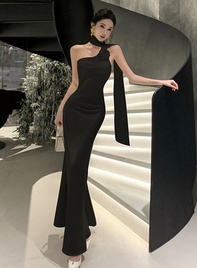 赫本风格黑色缎面吊领连衣裙女性夏季设计利基显瘦Look优雅长裙