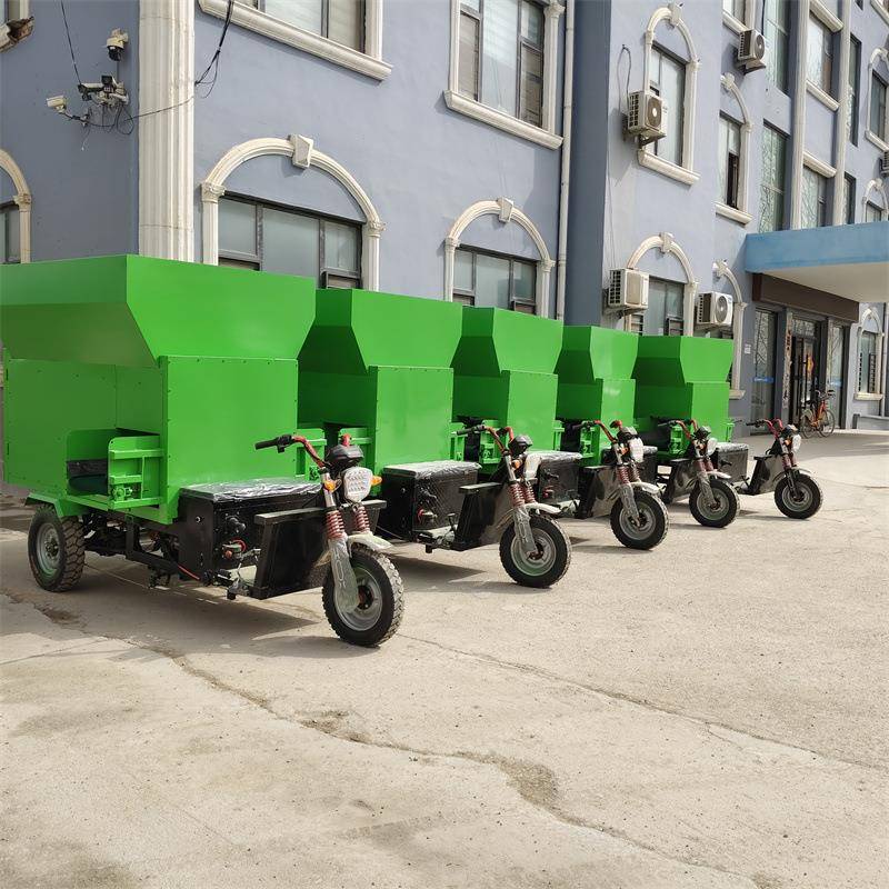 电动三轮3方撒料车养殖场饲草投喂车柴油双侧出料撒草车