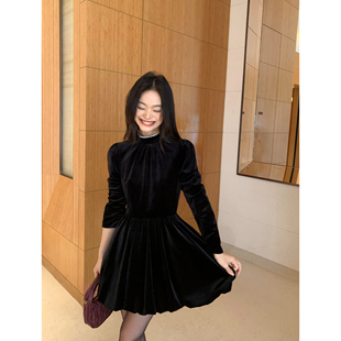 pusumede 赫本风丝绒连衣裙女气质优雅珍珠立领小黑裙 浪漫黑桔梗