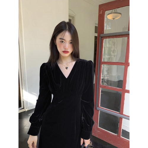 v领丝绒连衣裙女高级感