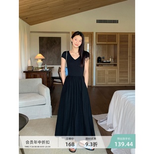v领拼接黑色针织连衣裙女气质显瘦收腰大裙摆高级感长裙 pusumede