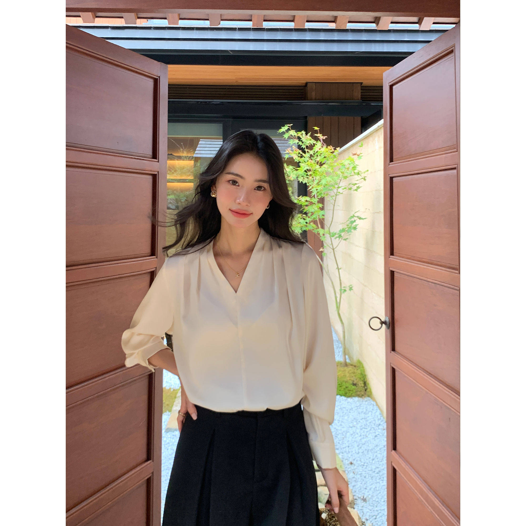 pusumede 时间的沉淀 高质感法式缎面V领衬衫女气质优雅通勤衬衣