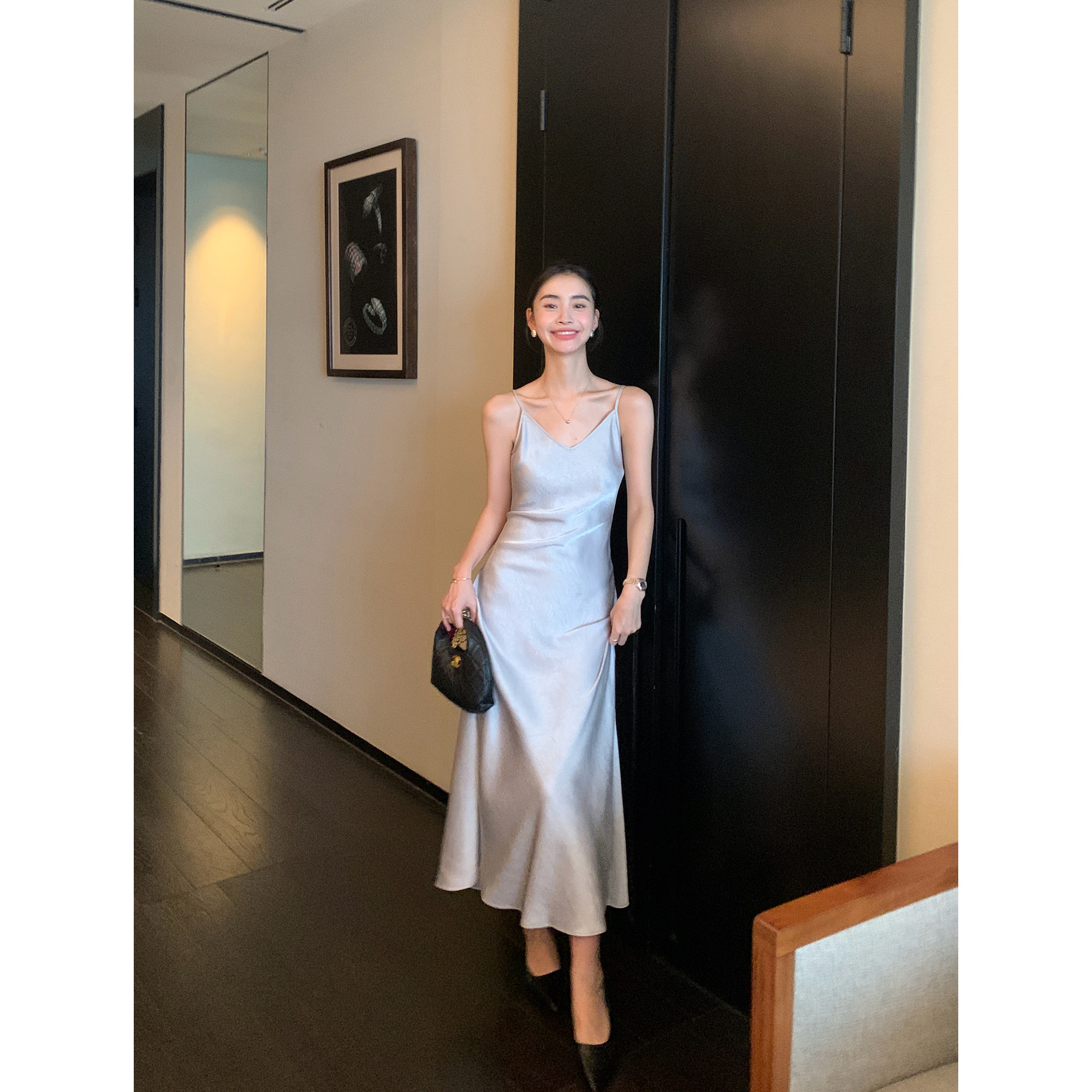 pusumede 高级感V领缎面连衣裙女收腰显瘦法式气质优雅吊带长裙