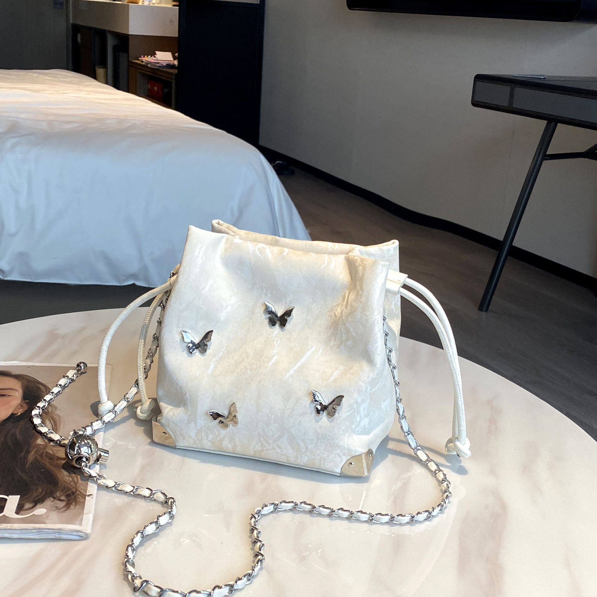 女包小众设计简约链条斜挎褶皱束口蝴蝶水桶包时尚通勤百搭水桶型