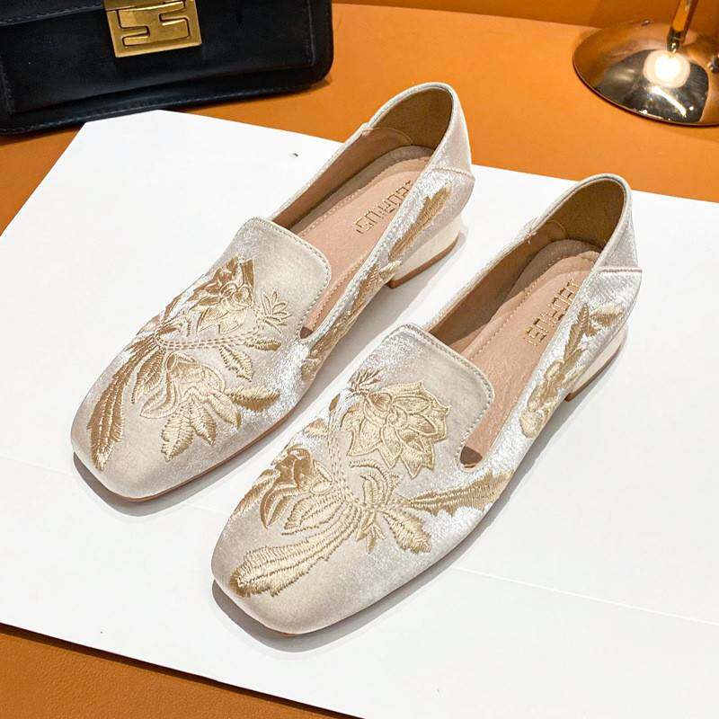 2026新款国风新中式刺绣单鞋女尖头粗跟汉服配旗袍的鞋子绣花瓢鞋