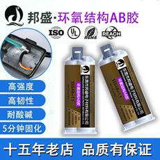 Клей/шьет аксессуары