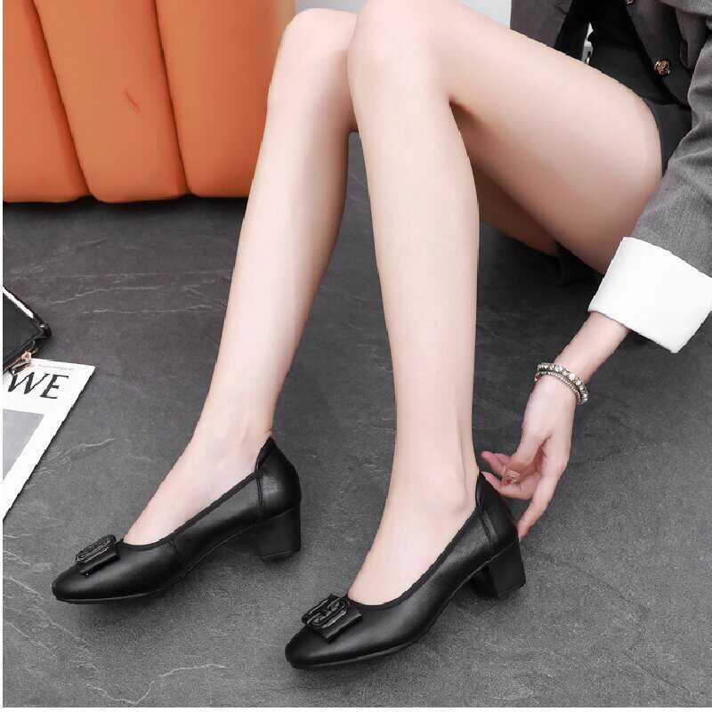 真皮鞋子妈妈款黑色工作鞋职业不累脚女鞋软底中跟上班秋天小皮鞋