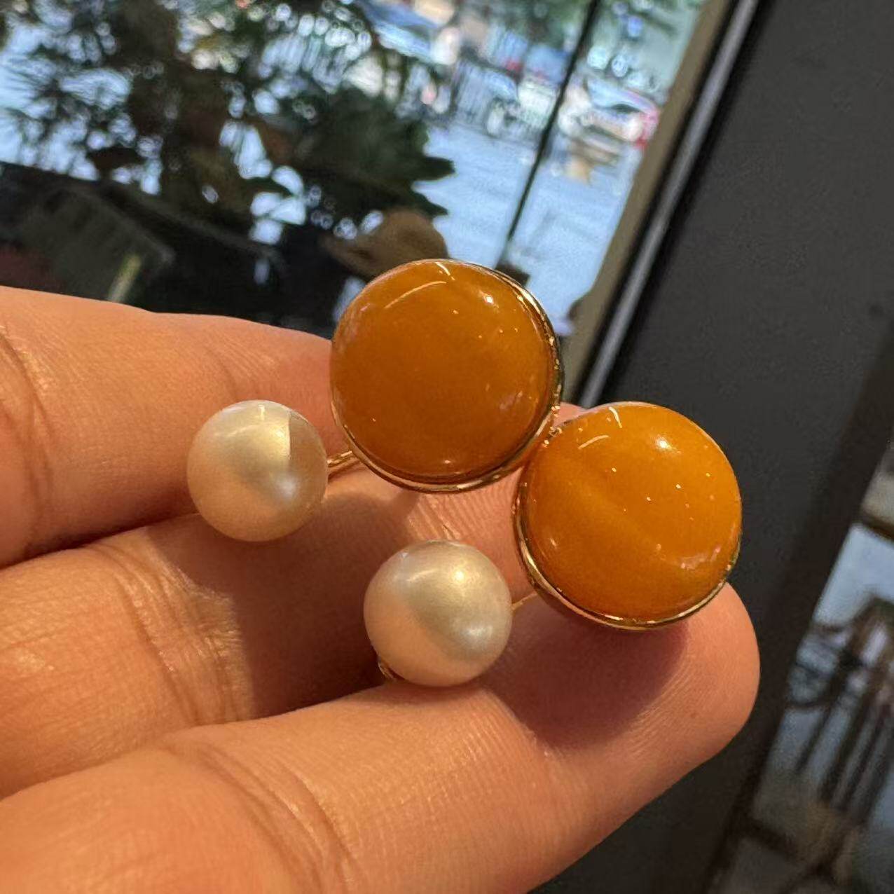 贵气感 俄料鸡油黄蜜蜡和天然珍珠的碰撞 925银时尚百搭耳饰耳钉