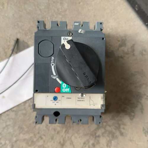 议价直接旋钮断路器，底部的断路器是CVS250F，