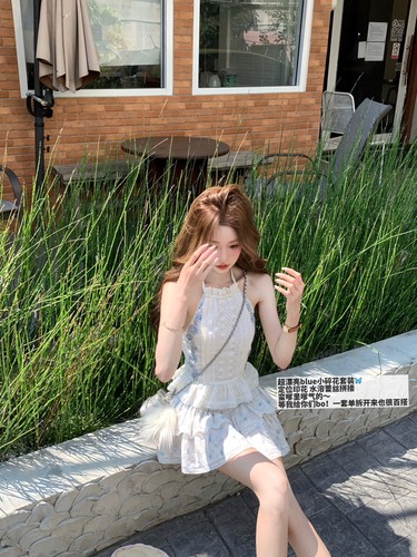 林子熙挂脖上衣碎花裙