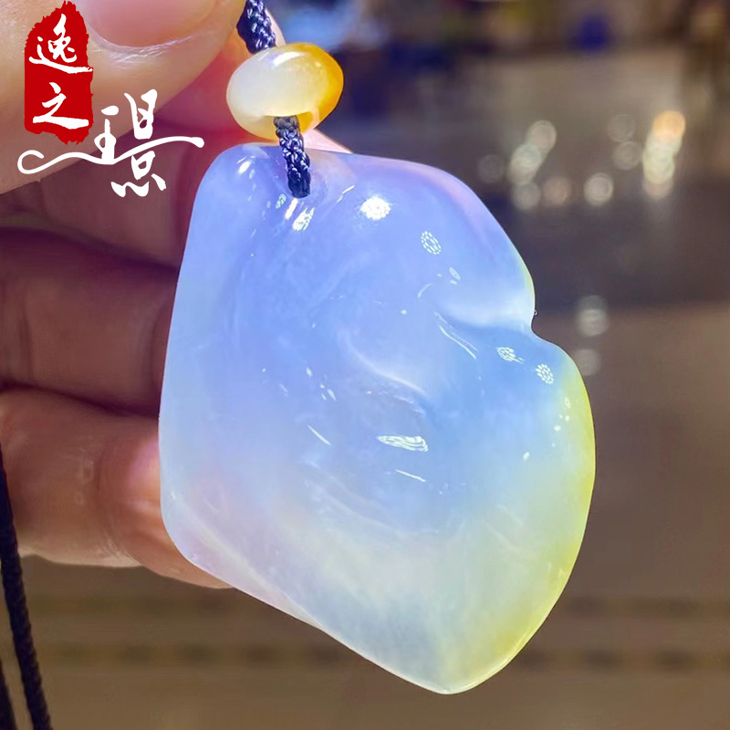 逸之璟天然翡翠随形吊坠