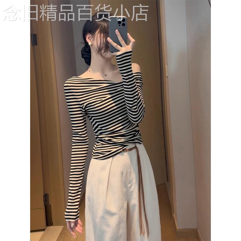 早春复古甜辣妹撞色条纹斜肩打底衫女内搭设计感露肩收腰长袖上衣