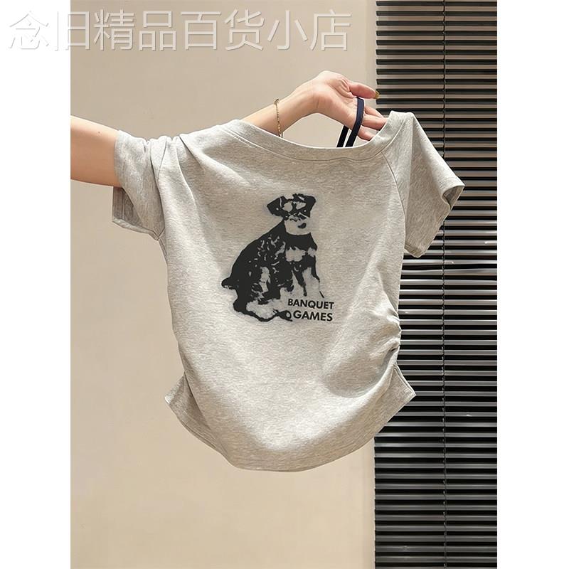浅灰色印花斜肩短袖T恤女夏季2026新款爆款褶皱收腰显瘦露肩上衣