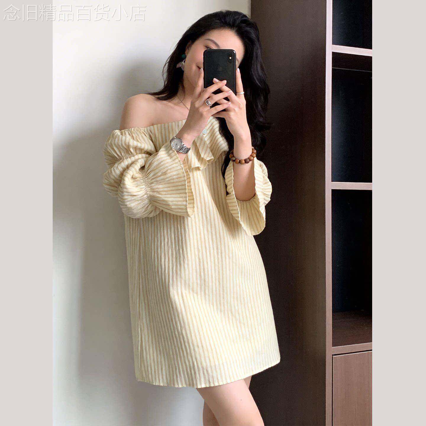 时尚黄色一字肩喇叭袖连衣裙女2026夏季韩系复古宽松显瘦条纹裙子