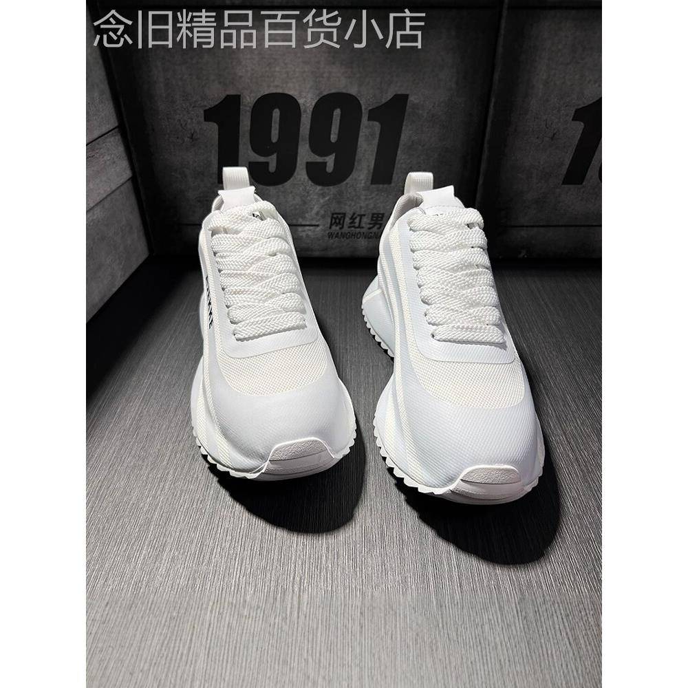 休闲和高底极简主义水行透气网厚底白色鞋与增加高度和休闲的男人