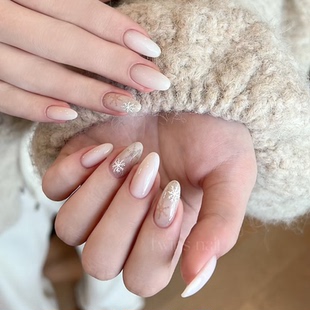 高级冬季 甲片xq 氛围雪花纯手工穿戴甲气质显白杏仁美甲短款