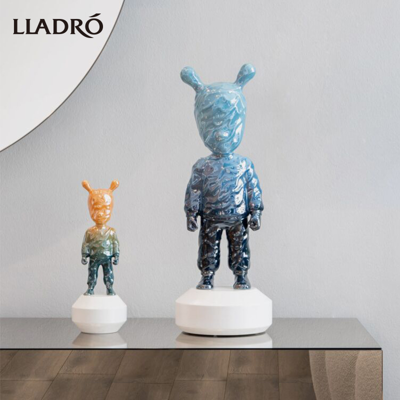 Lladro雅致天外来客人形陶瓷