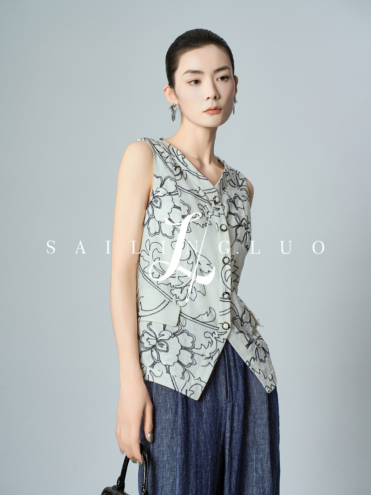 SailingLUO/24夏新款棉麻黑白撞色绣花马甲时髦新中式短款薄修身