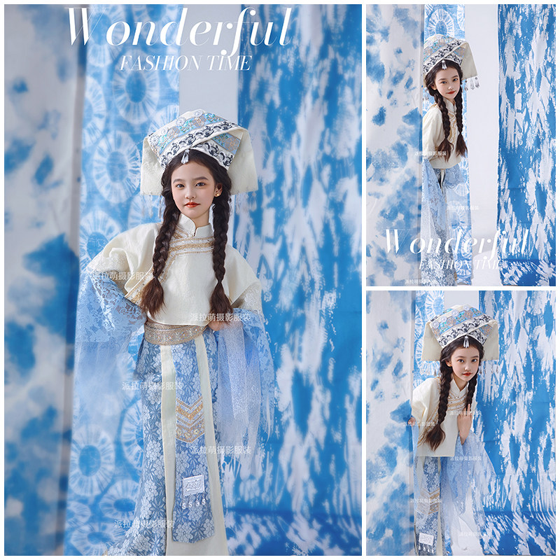 壮族少女民族风服饰影楼写真照