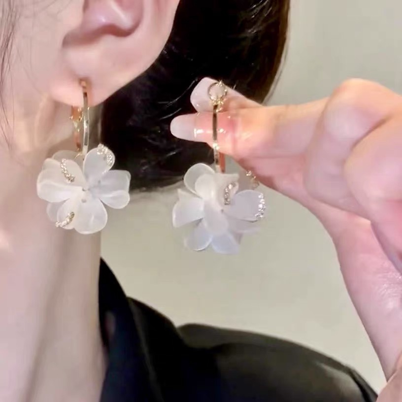 气质超仙白色花朵耳环女时尚个性小众设计感耳圈甜美百搭银针耳饰