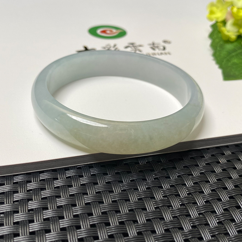 七彩云南天然翡翠黄翡翡翠手镯