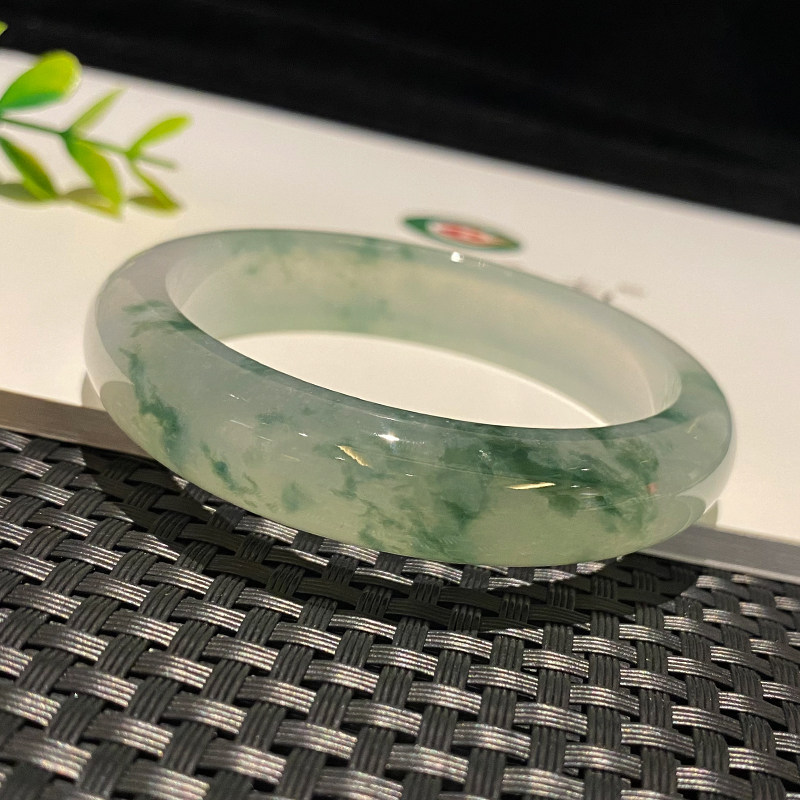 七彩云南天然翡翠冰种手镯