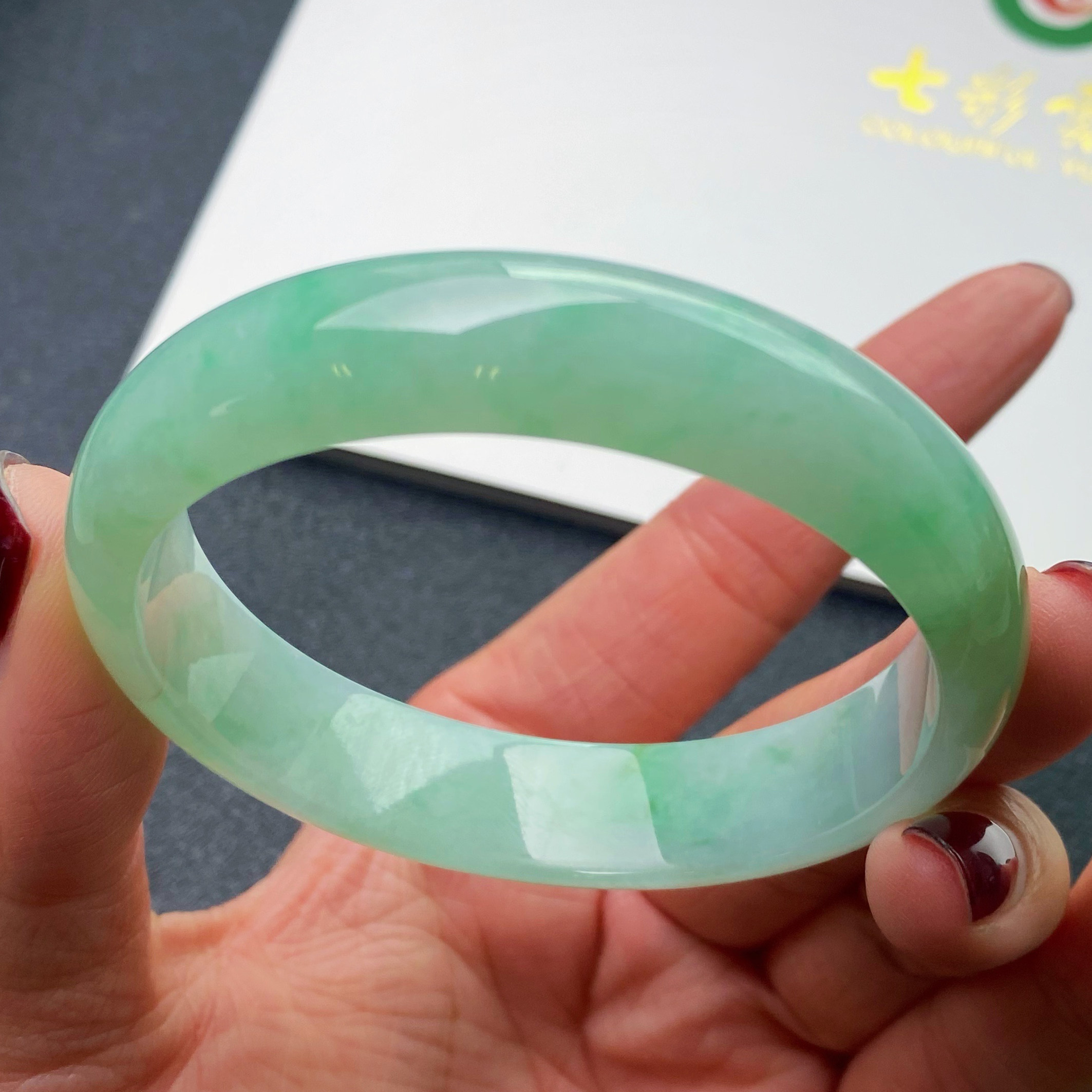 七彩云南天然翡翠冰种手镯