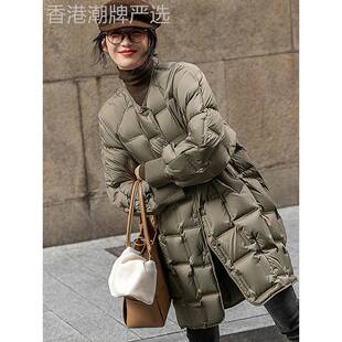 军绿色长款羽绒服女圆领单排扣方块压线宽松保暖外套2025冬新款