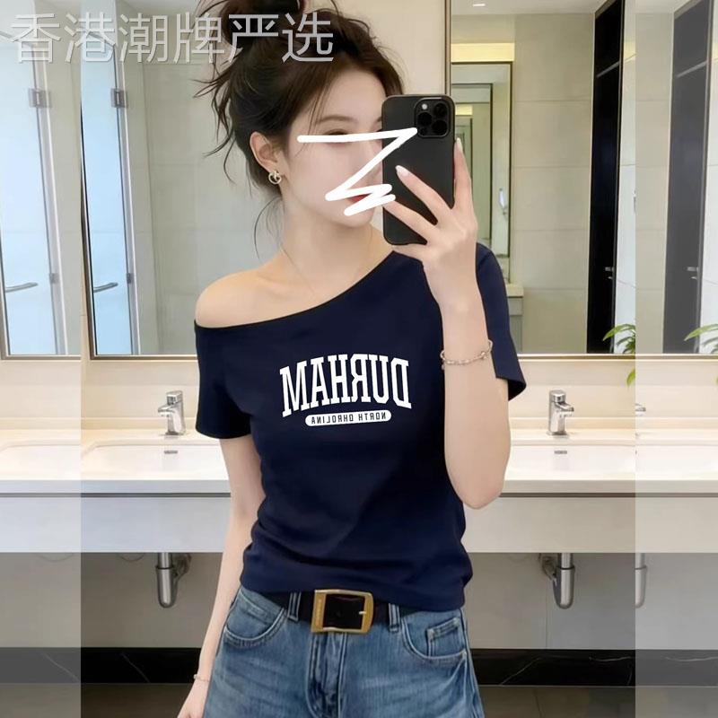 字母印花藏蓝色斜肩短袖t恤女夏季2026欧货炸街独特漂亮露肩上衣
