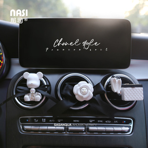 小香风暴力熊山茶花车载香薰香水汽车出风口装饰品车内摆件高级感