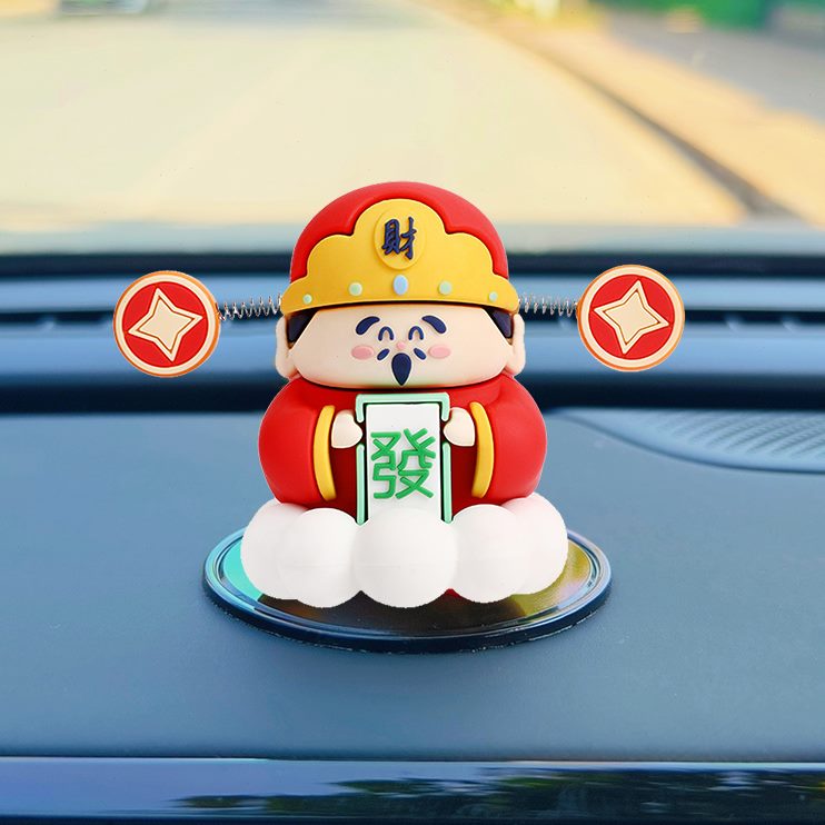 男女车载创意可爱财神爷品台中控新款汽车摆件2024车内装饰高档