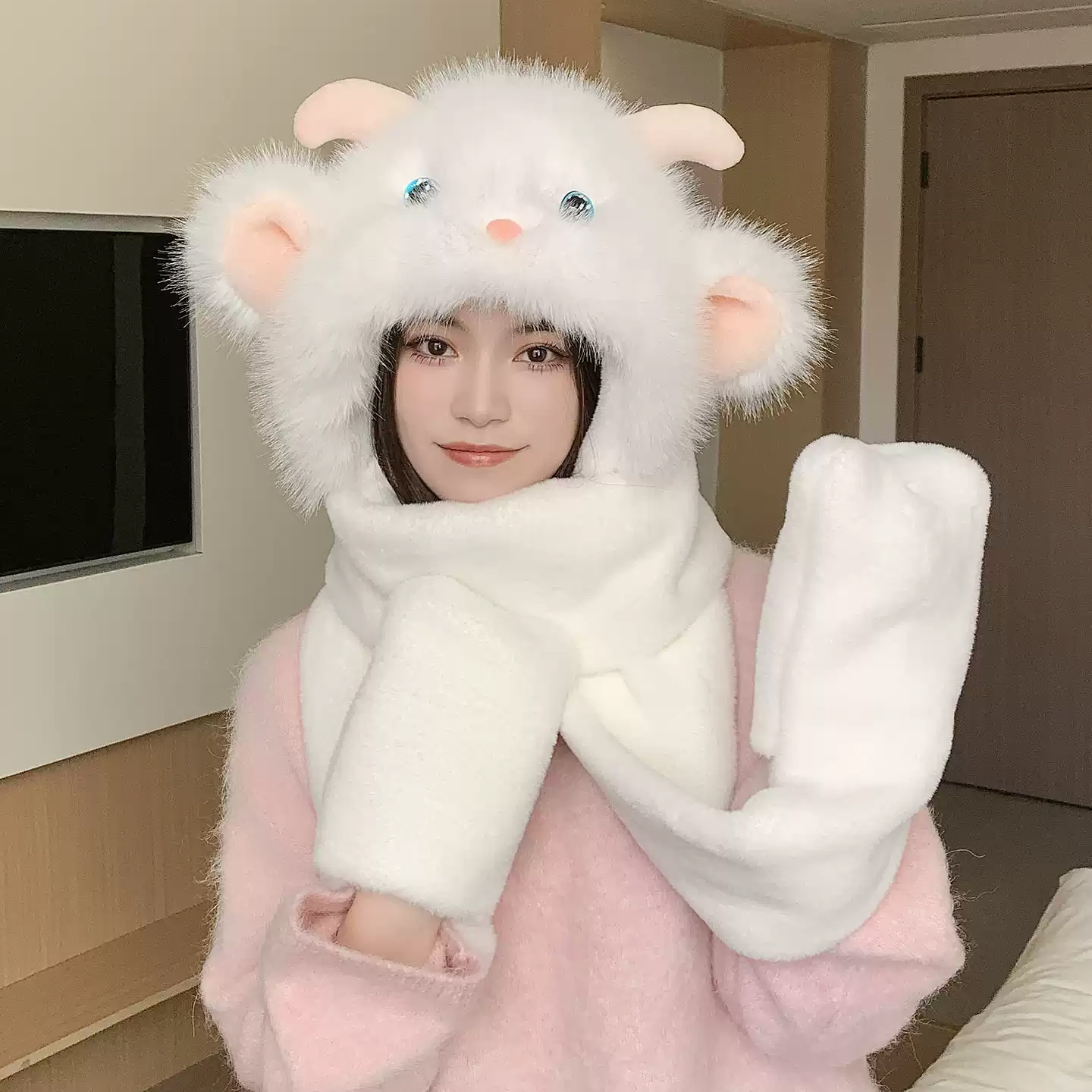 可爱小羊角毛绒护耳帽