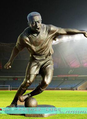 运动体育踢足球雕塑制作玻璃钢仿铜人物塑像定制校园文化景观雕塑
