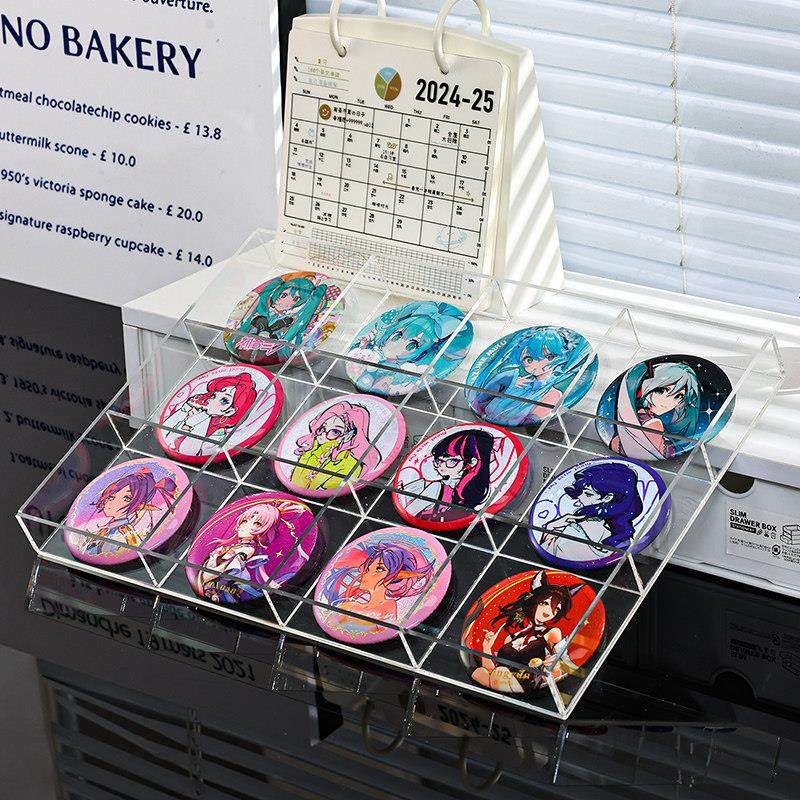 桌面吧唧收纳盒大容量动漫周边谷子展示架密封防尘防潮徽章分格盒