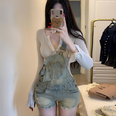 纯欲俏皮破洞牛仔背带短裤女