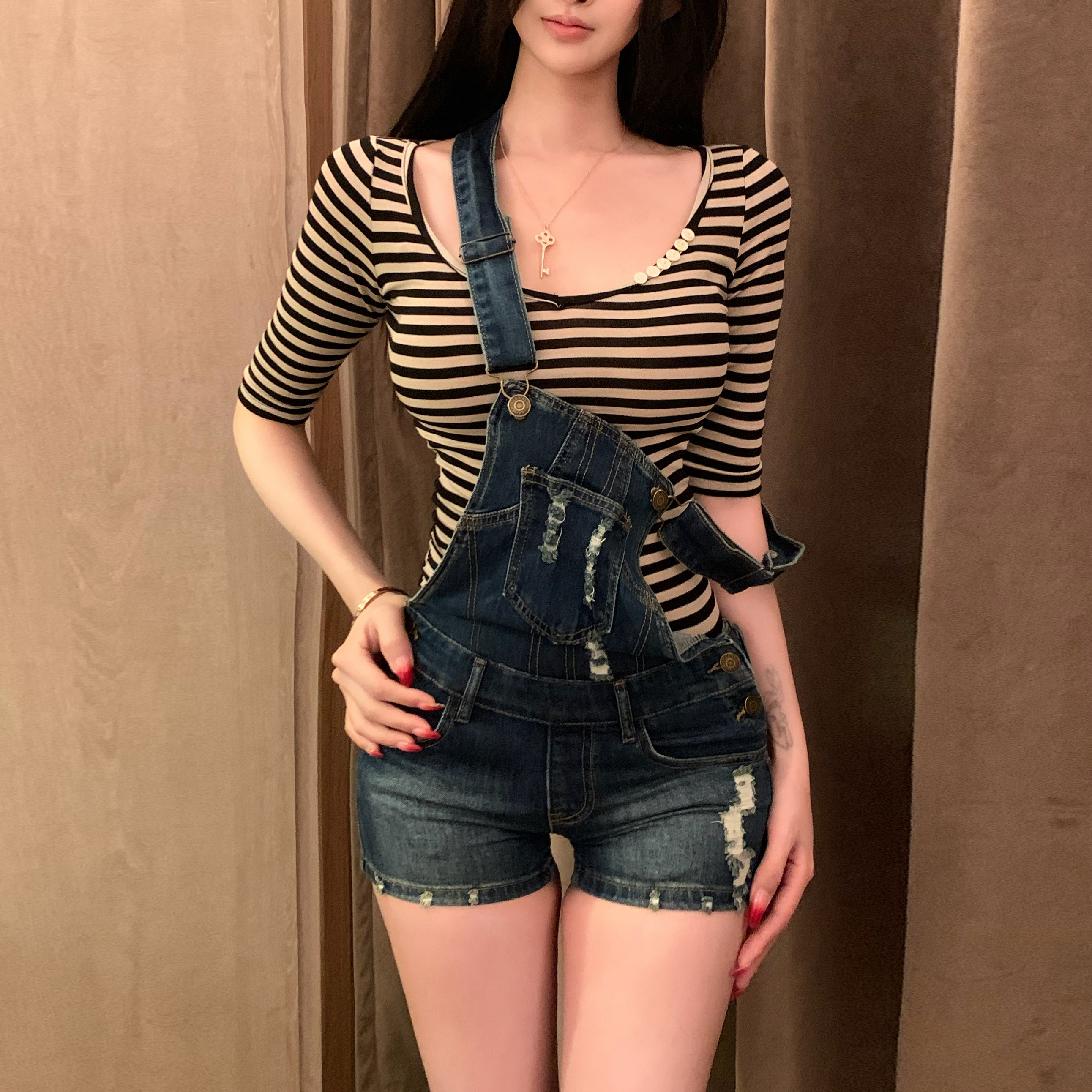 李李家辣妹破洞牛仔背带短裤女2026年秋季新款修身显瘦包臀短裤图片