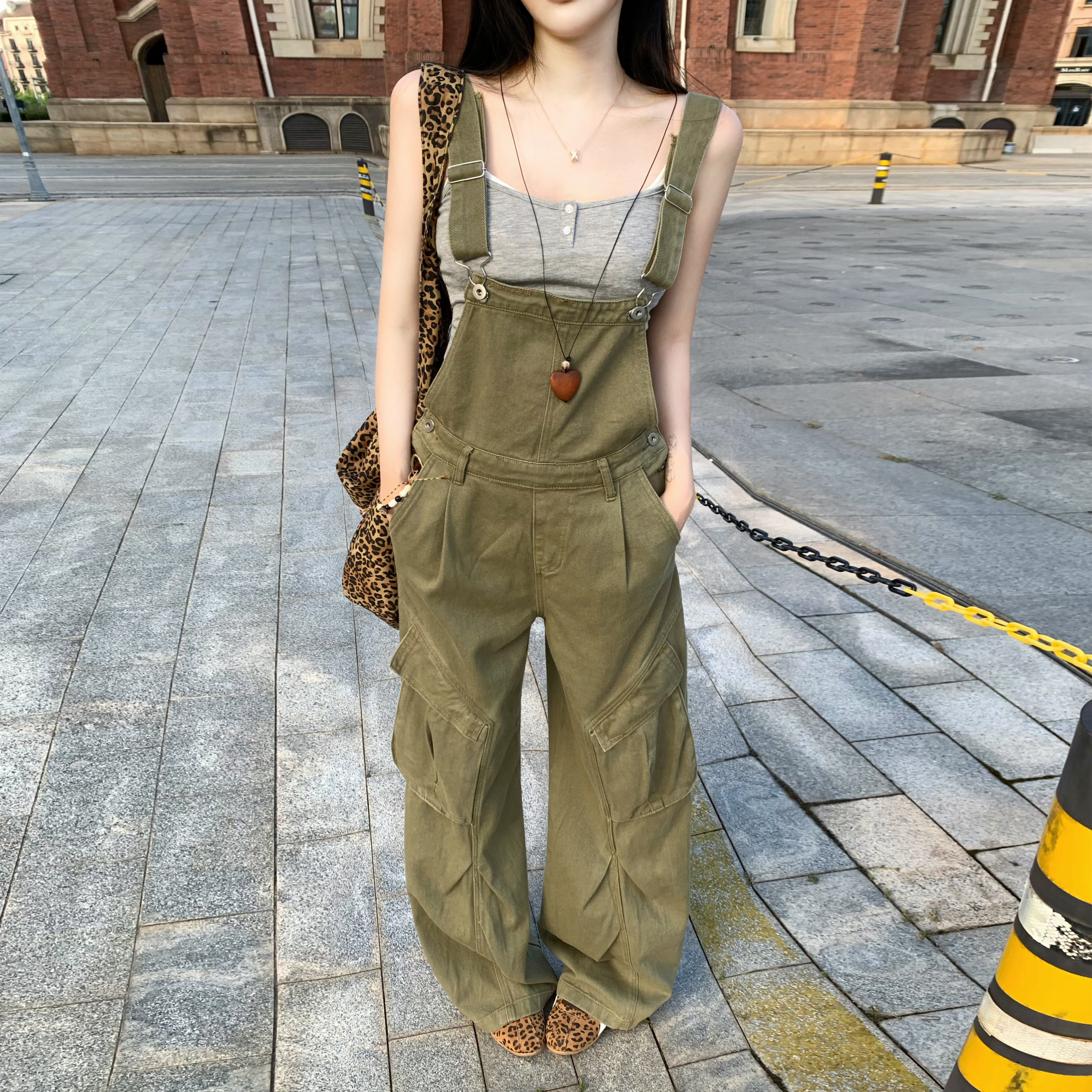 李李家军绿工装背带牛仔裤女2026年款宽松休闲街头设计感阔腿裤