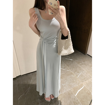 简单大方得体的裙子背心连衣裙