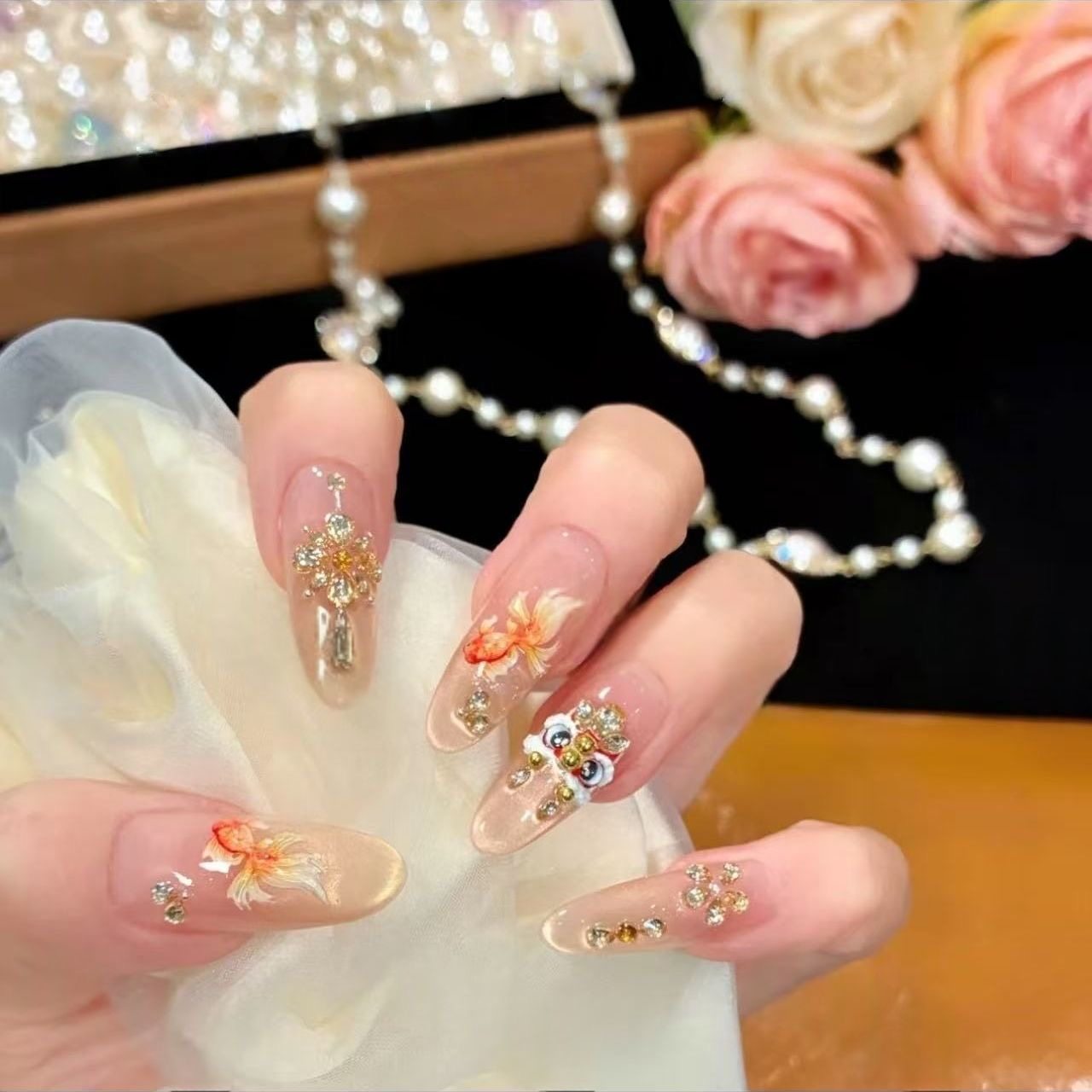 【年年有余】纯手工秋冬显白穿戴甲高级感锦鲤醒狮新年美甲,彩妆/香水/美妆工具,穿戴甲/甲片,淘宝优惠券,粉丝福利购,淘宝优惠卷