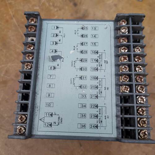 议价数显控制器  NHR-7103R-C-4-A-2  拆机的实物图