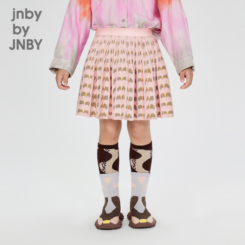 短款A型毛纱腰裙，色彩搭配适合日常穿着