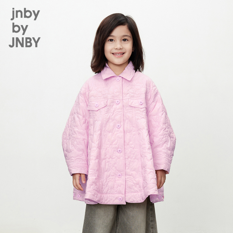 有裙摆的轻薄羽绒服，很适合季节过度穿。