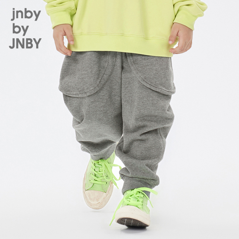 大口袋加上垮挎的裤型，比常规的卫裤更舒适