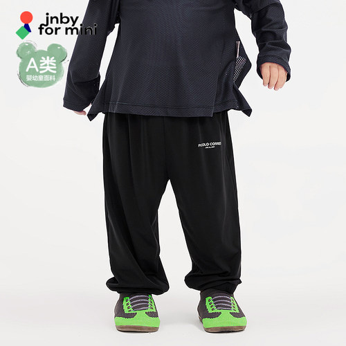 束脚裤对于小宝宝友好，活动起来方便