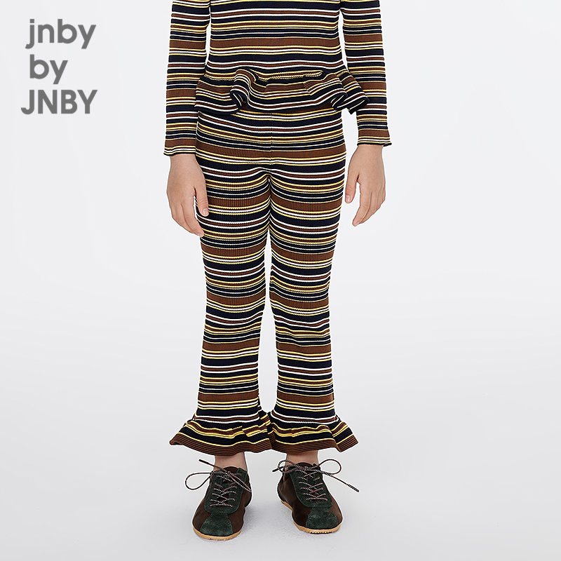 受小女生欢迎的喇叭裤设计，整套时髦感拉满