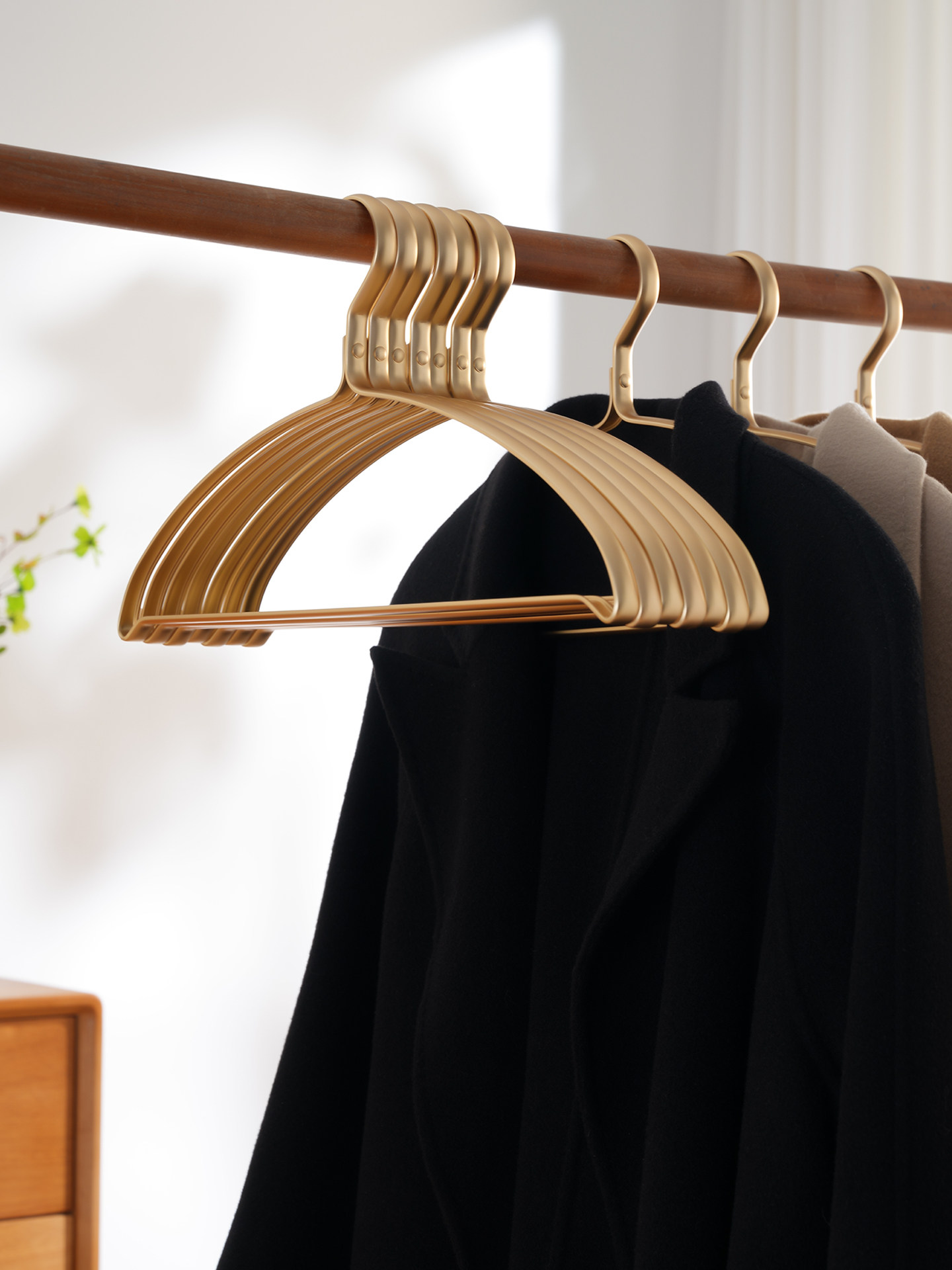 轻型豪华高档金属铝合金衣架，用于家庭挂衣服，无标记，防滑，防