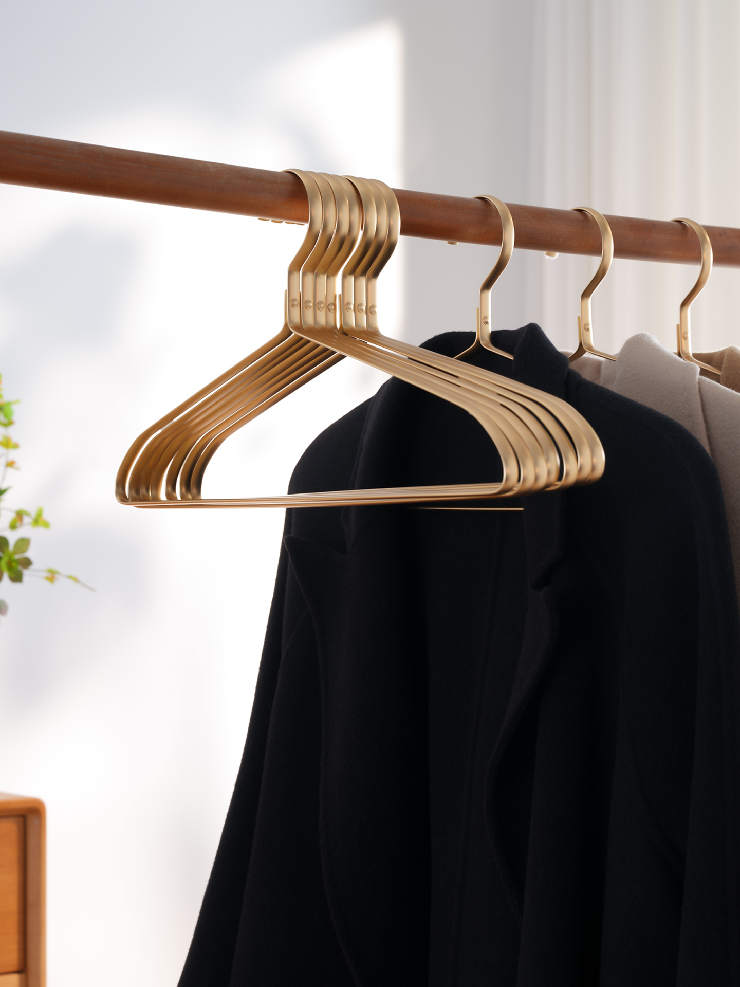 太空铝合金衣架家用挂衣无痕防肩角不锈钢轻奢金属金色晾衣服撑子