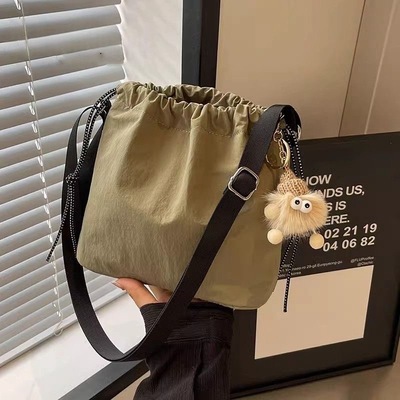 超火休闲尼龙布水桶包包女2025新款潮秋冬学生上课单肩斜挎包小包